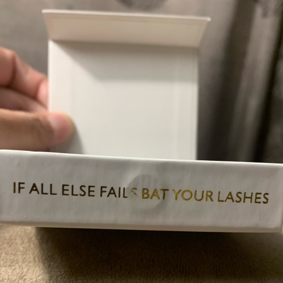 Battington Lashes w/mini glue - Picture 3 of 6